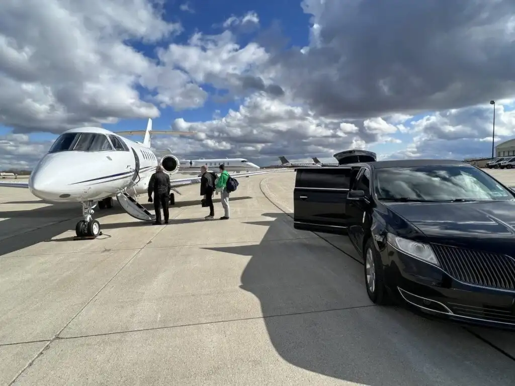 elegant-lincoln-mkt-stretch-limousine-for-special-occasions